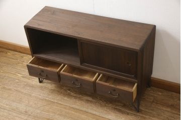 桐箪笥を上中下に分けてローボードにリメイク!上段は奥行きをリサイズし、引き戸内の棚を撤去。天板内部を補強し、鉄脚を取り付け。中段・下段は高さをリサイズし、天板を取り付け、取っ手を交換。着色はチェスナット系のステイン塗料仕上げ。