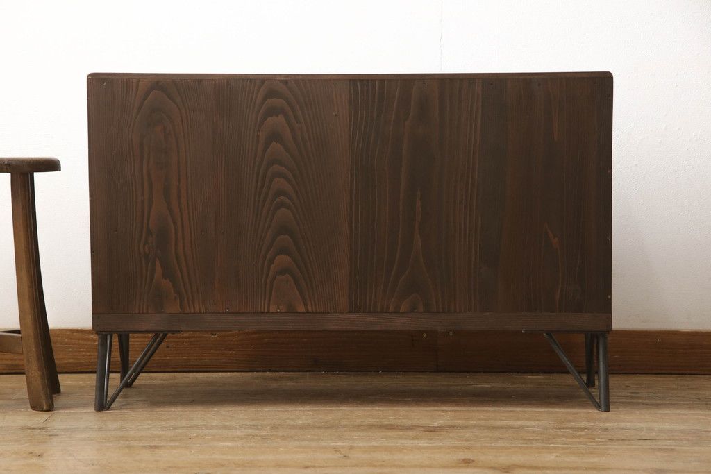 桐箪笥を上中下に分けてローボードにリメイク!上段は奥行きをリサイズし、引き戸内の棚を撤去。天板内部を補強し、鉄脚を取り付け。中段・下段は高さをリサイズし、天板を取り付け、取っ手を交換。着色はチェスナット系のステイン塗料仕上げ。