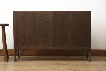 桐箪笥を上中下に分けてローボードにリメイク!上段は奥行きをリサイズし、引き戸内の棚を撤去。天板内部を補強し、鉄脚を取り付け。中段・下段は高さをリサイズし、天板を取り付け、取っ手を交換。着色はチェスナット系のステイン塗料仕上げ。