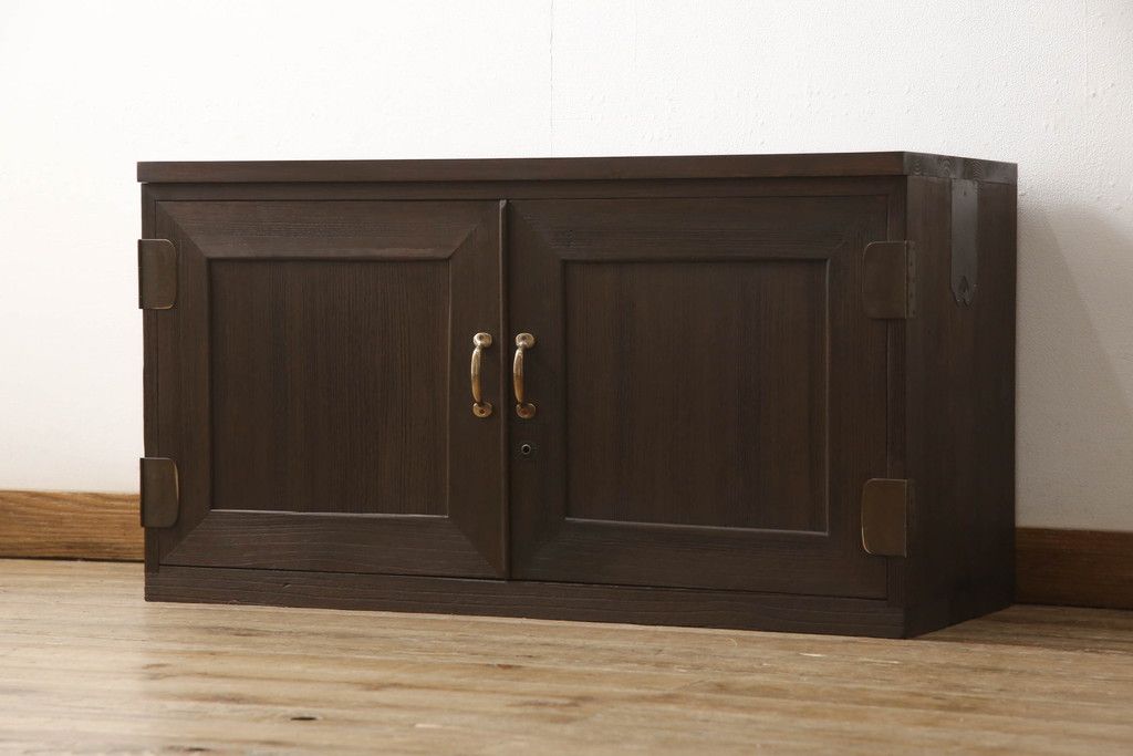 桐箪笥を上中下に分けてローボードにリメイク!上段は奥行きをリサイズし、引き戸内の棚を撤去。天板内部を補強し、鉄脚を取り付け。中段・下段は高さをリサイズし、天板を取り付け、取っ手を交換。着色はチェスナット系のステイン塗料仕上げ。