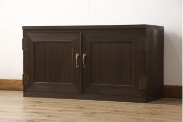 桐箪笥を上中下に分けてローボードにリメイク!上段は奥行きをリサイズし、引き戸内の棚を撤去。天板内部を補強し、鉄脚を取り付け。中段・下段は高さをリサイズし、天板を取り付け、取っ手を交換。着色はチェスナット系のステイン塗料仕上げ。