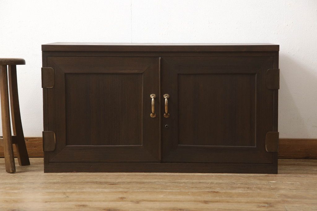 桐箪笥を上中下に分けてローボードにリメイク!上段は奥行きをリサイズし、引き戸内の棚を撤去。天板内部を補強し、鉄脚を取り付け。中段・下段は高さをリサイズし、天板を取り付け、取っ手を交換。着色はチェスナット系のステイン塗料仕上げ。