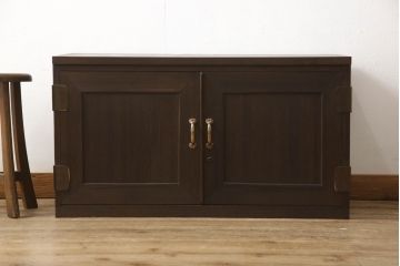 桐箪笥を上中下に分けてローボードにリメイク!上段は奥行きをリサイズし、引き戸内の棚を撤去。天板内部を補強し、鉄脚を取り付け。中段・下段は高さをリサイズし、天板を取り付け、取っ手を交換。着色はチェスナット系のステイン塗料仕上げ。