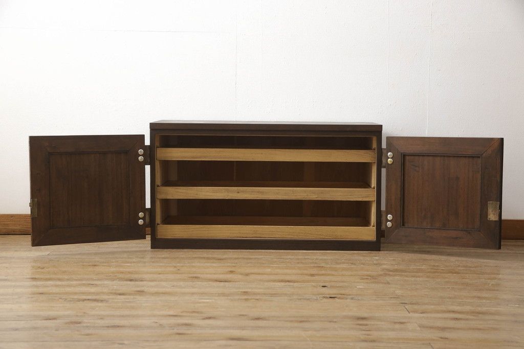 桐箪笥を上中下に分けてローボードにリメイク!上段は奥行きをリサイズし、引き戸内の棚を撤去。天板内部を補強し、鉄脚を取り付け。中段・下段は高さをリサイズし、天板を取り付け、取っ手を交換。着色はチェスナット系のステイン塗料仕上げ。