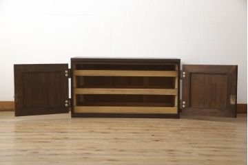 桐箪笥を上中下に分けてローボードにリメイク!上段は奥行きをリサイズし、引き戸内の棚を撤去。天板内部を補強し、鉄脚を取り付け。中段・下段は高さをリサイズし、天板を取り付け、取っ手を交換。着色はチェスナット系のステイン塗料仕上げ。