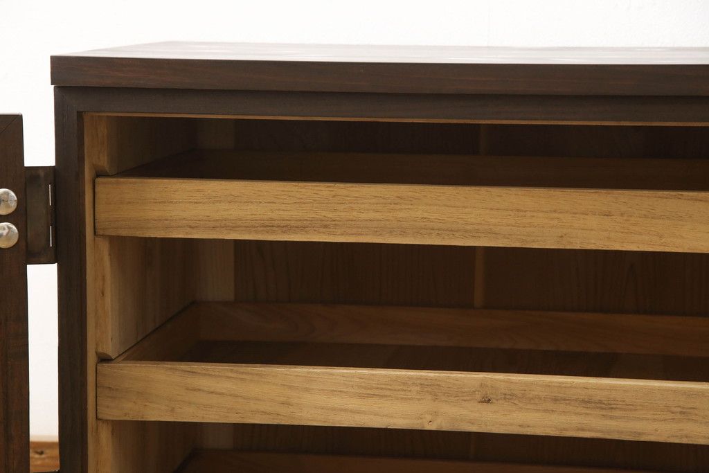 桐箪笥を上中下に分けてローボードにリメイク!上段は奥行きをリサイズし、引き戸内の棚を撤去。天板内部を補強し、鉄脚を取り付け。中段・下段は高さをリサイズし、天板を取り付け、取っ手を交換。着色はチェスナット系のステイン塗料仕上げ。