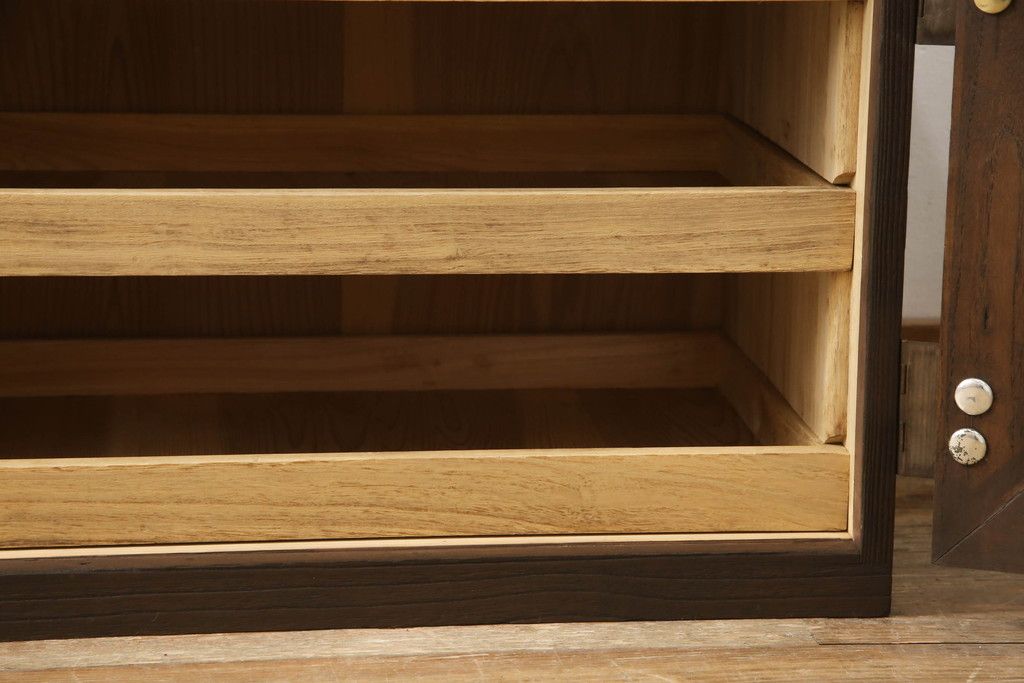 桐箪笥を上中下に分けてローボードにリメイク!上段は奥行きをリサイズし、引き戸内の棚を撤去。天板内部を補強し、鉄脚を取り付け。中段・下段は高さをリサイズし、天板を取り付け、取っ手を交換。着色はチェスナット系のステイン塗料仕上げ。