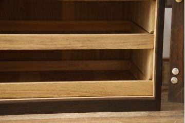 桐箪笥を上中下に分けてローボードにリメイク!上段は奥行きをリサイズし、引き戸内の棚を撤去。天板内部を補強し、鉄脚を取り付け。中段・下段は高さをリサイズし、天板を取り付け、取っ手を交換。着色はチェスナット系のステイン塗料仕上げ。