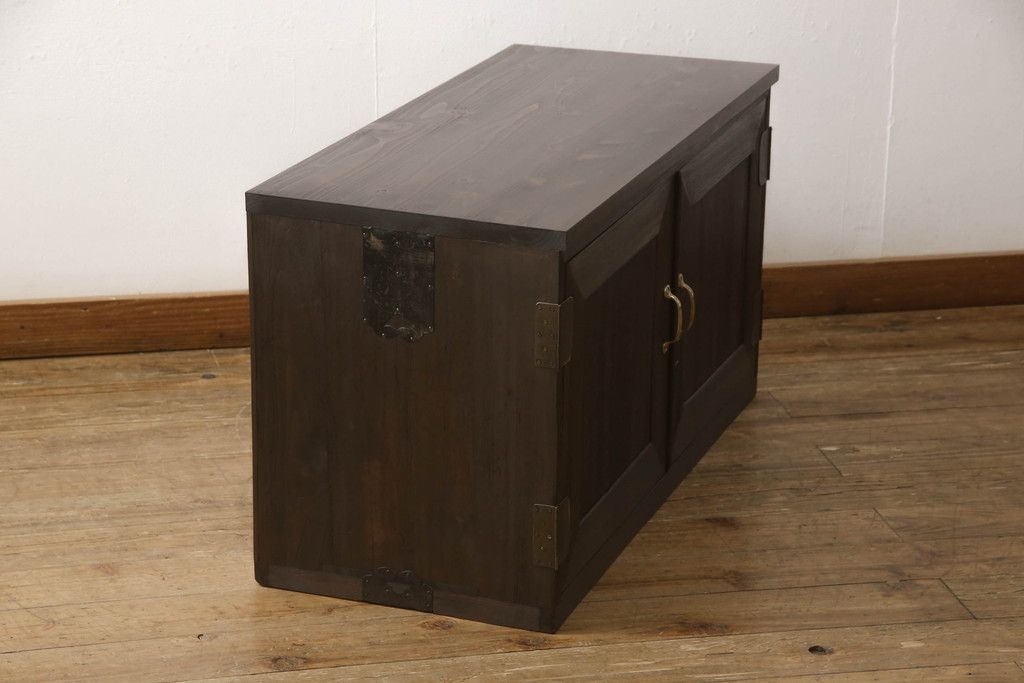 桐箪笥を上中下に分けてローボードにリメイク!上段は奥行きをリサイズし、引き戸内の棚を撤去。天板内部を補強し、鉄脚を取り付け。中段・下段は高さをリサイズし、天板を取り付け、取っ手を交換。着色はチェスナット系のステイン塗料仕上げ。