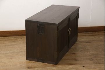 桐箪笥を上中下に分けてローボードにリメイク!上段は奥行きをリサイズし、引き戸内の棚を撤去。天板内部を補強し、鉄脚を取り付け。中段・下段は高さをリサイズし、天板を取り付け、取っ手を交換。着色はチェスナット系のステイン塗料仕上げ。