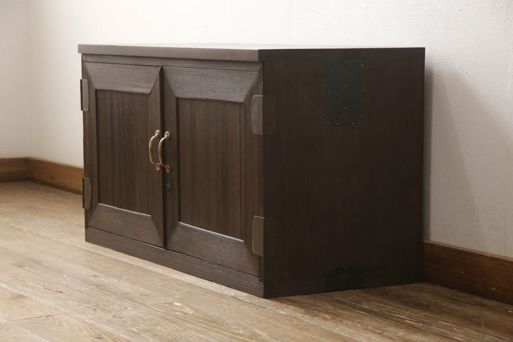 桐箪笥を上中下に分けてローボードにリメイク!上段は奥行きをリサイズし、引き戸内の棚を撤去。天板内部を補強し、鉄脚を取り付け。中段・下段は高さをリサイズし、天板を取り付け、取っ手を交換。着色はチェスナット系のステイン塗料仕上げ。