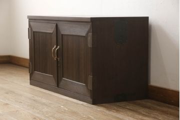 桐箪笥を上中下に分けてローボードにリメイク!上段は奥行きをリサイズし、引き戸内の棚を撤去。天板内部を補強し、鉄脚を取り付け。中段・下段は高さをリサイズし、天板を取り付け、取っ手を交換。着色はチェスナット系のステイン塗料仕上げ。