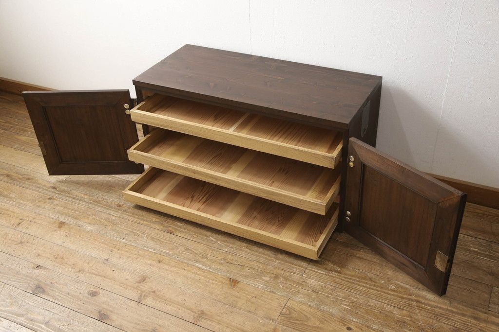 桐箪笥を上中下に分けてローボードにリメイク!上段は奥行きをリサイズし、引き戸内の棚を撤去。天板内部を補強し、鉄脚を取り付け。中段・下段は高さをリサイズし、天板を取り付け、取っ手を交換。着色はチェスナット系のステイン塗料仕上げ。