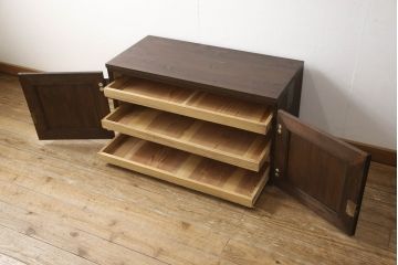 桐箪笥を上中下に分けてローボードにリメイク!上段は奥行きをリサイズし、引き戸内の棚を撤去。天板内部を補強し、鉄脚を取り付け。中段・下段は高さをリサイズし、天板を取り付け、取っ手を交換。着色はチェスナット系のステイン塗料仕上げ。