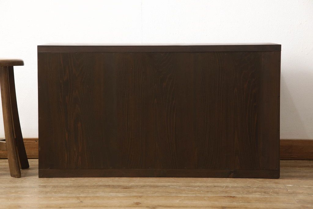 桐箪笥を上中下に分けてローボードにリメイク!上段は奥行きをリサイズし、引き戸内の棚を撤去。天板内部を補強し、鉄脚を取り付け。中段・下段は高さをリサイズし、天板を取り付け、取っ手を交換。着色はチェスナット系のステイン塗料仕上げ。