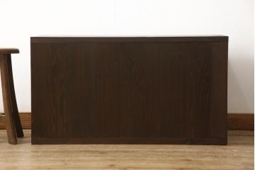 桐箪笥を上中下に分けてローボードにリメイク!上段は奥行きをリサイズし、引き戸内の棚を撤去。天板内部を補強し、鉄脚を取り付け。中段・下段は高さをリサイズし、天板を取り付け、取っ手を交換。着色はチェスナット系のステイン塗料仕上げ。