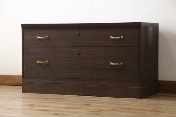 桐箪笥を上中下に分けてローボードにリメイク!上段は奥行きをリサイズし、引き戸内の棚を撤去。天板内部を補強し、鉄脚を取り付け。中段・下段は高さをリサイズし、天板を取り付け、取っ手を交換。着色はチェスナット系のステイン塗料仕上げ。