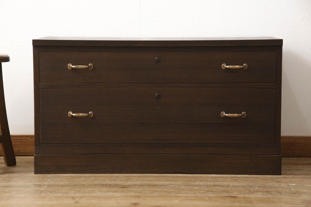 桐箪笥を上中下に分けてローボードにリメイク!上段は奥行きをリサイズし、引き戸内の棚を撤去。天板内部を補強し、鉄脚を取り付け。中段・下段は高さをリサイズし、天板を取り付け、取っ手を交換。着色はチェスナット系のステイン塗料仕上げ。