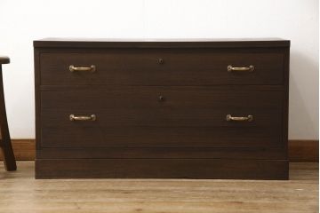 桐箪笥を上中下に分けてローボードにリメイク!上段は奥行きをリサイズし、引き戸内の棚を撤去。天板内部を補強し、鉄脚を取り付け。中段・下段は高さをリサイズし、天板を取り付け、取っ手を交換。着色はチェスナット系のステイン塗料仕上げ。