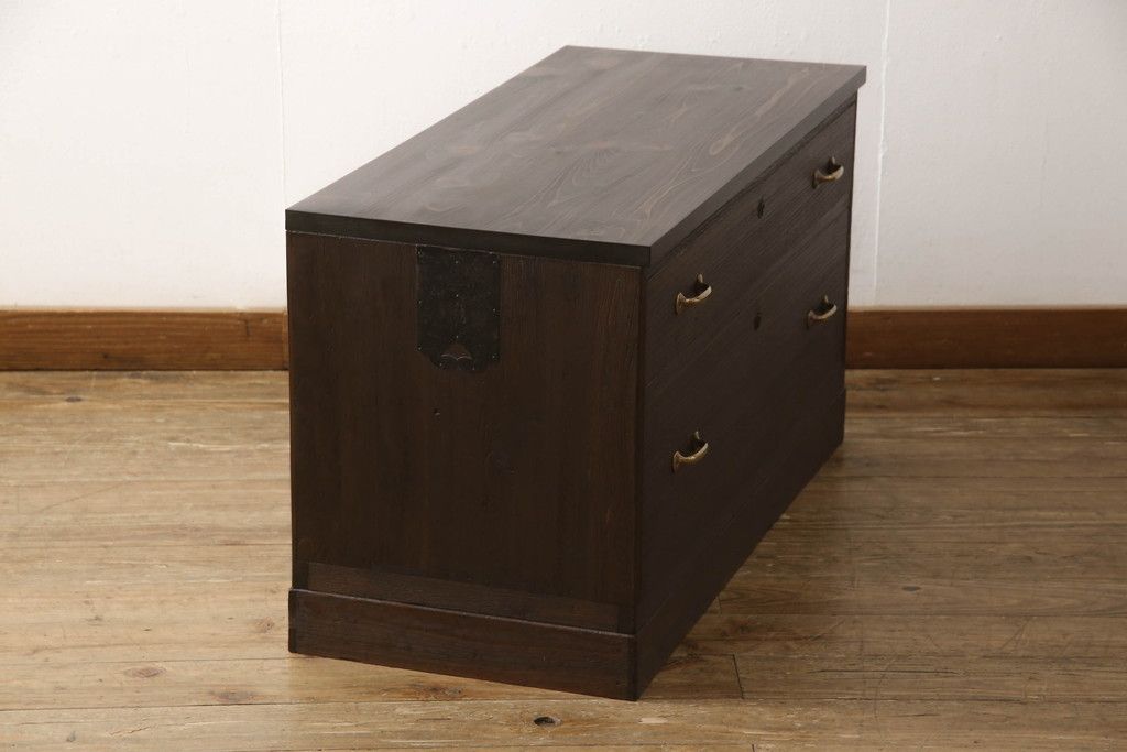 桐箪笥を上中下に分けてローボードにリメイク!上段は奥行きをリサイズし、引き戸内の棚を撤去。天板内部を補強し、鉄脚を取り付け。中段・下段は高さをリサイズし、天板を取り付け、取っ手を交換。着色はチェスナット系のステイン塗料仕上げ。