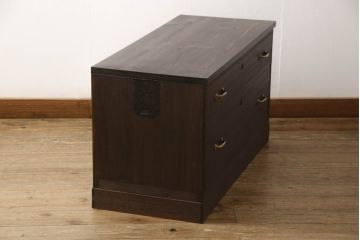 桐箪笥を上中下に分けてローボードにリメイク!上段は奥行きをリサイズし、引き戸内の棚を撤去。天板内部を補強し、鉄脚を取り付け。中段・下段は高さをリサイズし、天板を取り付け、取っ手を交換。着色はチェスナット系のステイン塗料仕上げ。