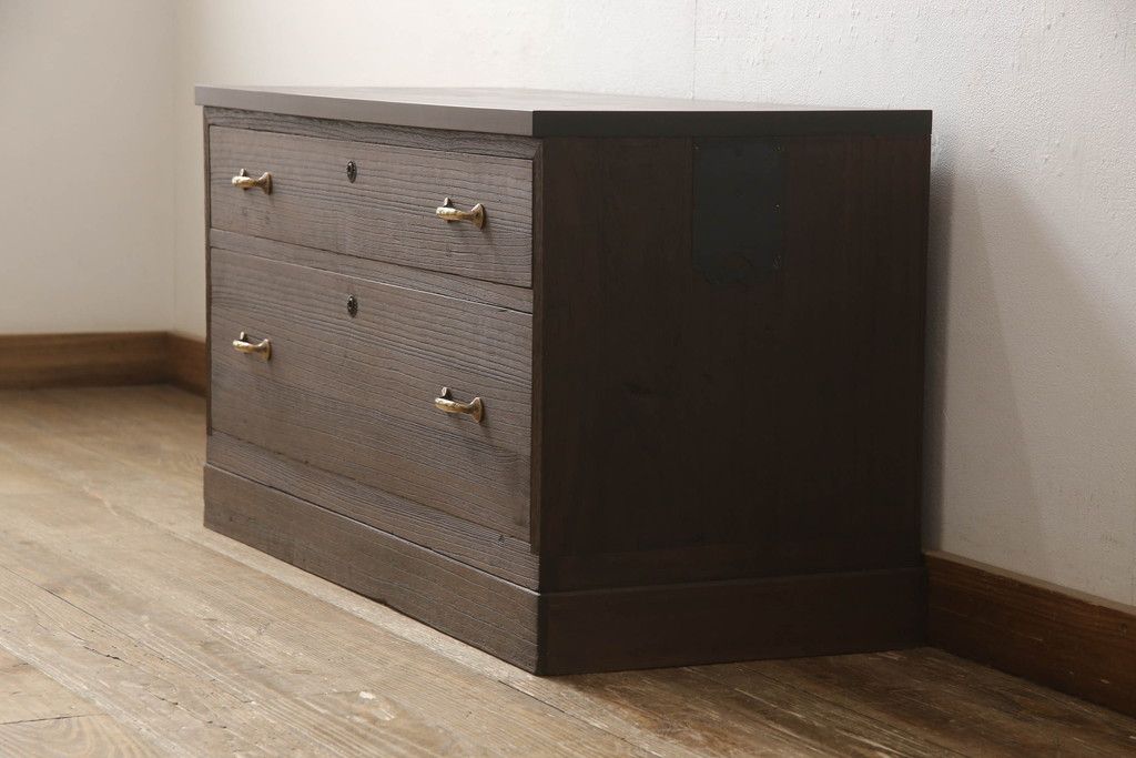 桐箪笥を上中下に分けてローボードにリメイク!上段は奥行きをリサイズし、引き戸内の棚を撤去。天板内部を補強し、鉄脚を取り付け。中段・下段は高さをリサイズし、天板を取り付け、取っ手を交換。着色はチェスナット系のステイン塗料仕上げ。
