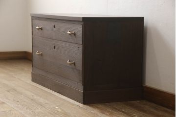 桐箪笥を上中下に分けてローボードにリメイク!上段は奥行きをリサイズし、引き戸内の棚を撤去。天板内部を補強し、鉄脚を取り付け。中段・下段は高さをリサイズし、天板を取り付け、取っ手を交換。着色はチェスナット系のステイン塗料仕上げ。