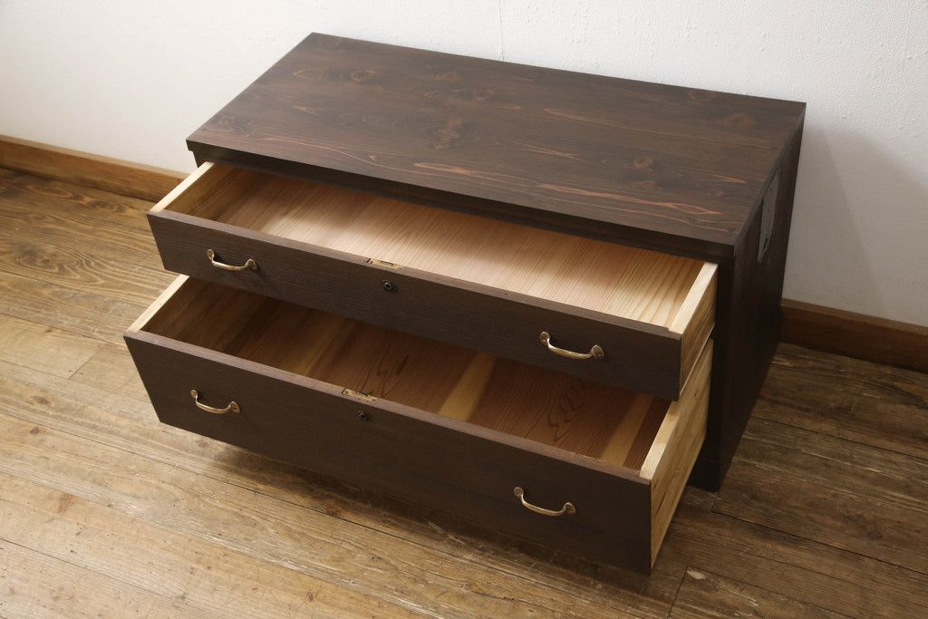 桐箪笥を上中下に分けてローボードにリメイク!上段は奥行きをリサイズし、引き戸内の棚を撤去。天板内部を補強し、鉄脚を取り付け。中段・下段は高さをリサイズし、天板を取り付け、取っ手を交換。着色はチェスナット系のステイン塗料仕上げ。
