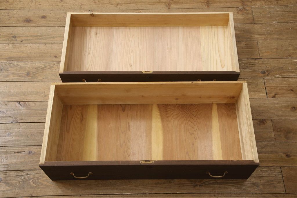 桐箪笥を上中下に分けてローボードにリメイク!上段は奥行きをリサイズし、引き戸内の棚を撤去。天板内部を補強し、鉄脚を取り付け。中段・下段は高さをリサイズし、天板を取り付け、取っ手を交換。着色はチェスナット系のステイン塗料仕上げ。