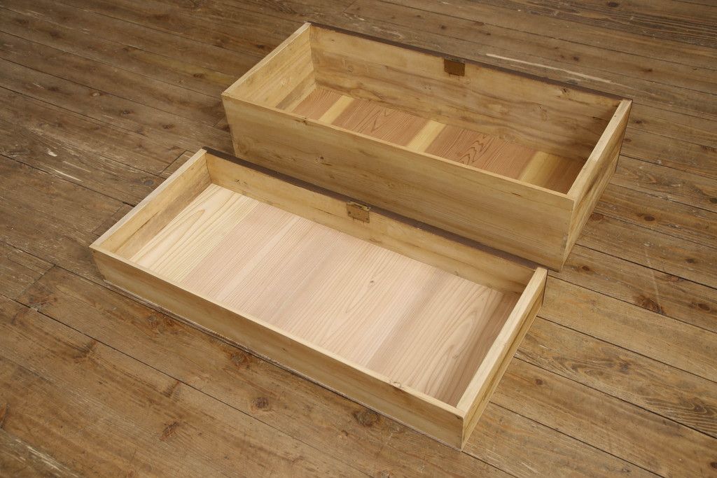 桐箪笥を上中下に分けてローボードにリメイク!上段は奥行きをリサイズし、引き戸内の棚を撤去。天板内部を補強し、鉄脚を取り付け。中段・下段は高さをリサイズし、天板を取り付け、取っ手を交換。着色はチェスナット系のステイン塗料仕上げ。