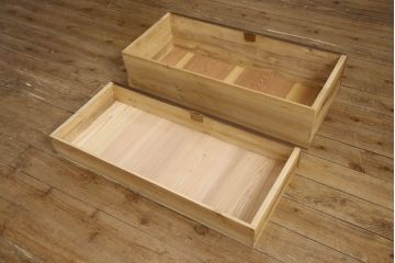 桐箪笥を上中下に分けてローボードにリメイク!上段は奥行きをリサイズし、引き戸内の棚を撤去。天板内部を補強し、鉄脚を取り付け。中段・下段は高さをリサイズし、天板を取り付け、取っ手を交換。着色はチェスナット系のステイン塗料仕上げ。