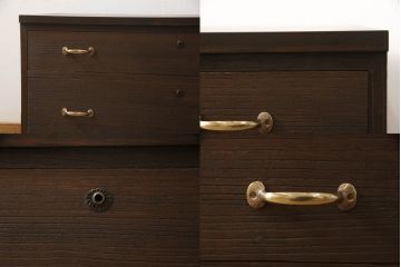 桐箪笥を上中下に分けてローボードにリメイク!上段は奥行きをリサイズし、引き戸内の棚を撤去。天板内部を補強し、鉄脚を取り付け。中段・下段は高さをリサイズし、天板を取り付け、取っ手を交換。着色はチェスナット系のステイン塗料仕上げ。