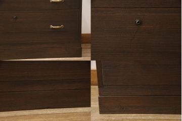 桐箪笥を上中下に分けてローボードにリメイク!上段は奥行きをリサイズし、引き戸内の棚を撤去。天板内部を補強し、鉄脚を取り付け。中段・下段は高さをリサイズし、天板を取り付け、取っ手を交換。着色はチェスナット系のステイン塗料仕上げ。