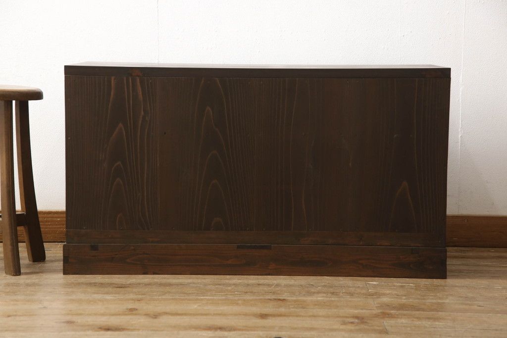 桐箪笥を上中下に分けてローボードにリメイク!上段は奥行きをリサイズし、引き戸内の棚を撤去。天板内部を補強し、鉄脚を取り付け。中段・下段は高さをリサイズし、天板を取り付け、取っ手を交換。着色はチェスナット系のステイン塗料仕上げ。