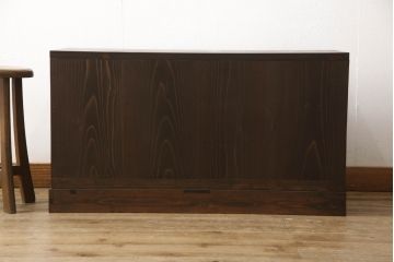 桐箪笥を上中下に分けてローボードにリメイク!上段は奥行きをリサイズし、引き戸内の棚を撤去。天板内部を補強し、鉄脚を取り付け。中段・下段は高さをリサイズし、天板を取り付け、取っ手を交換。着色はチェスナット系のステイン塗料仕上げ。