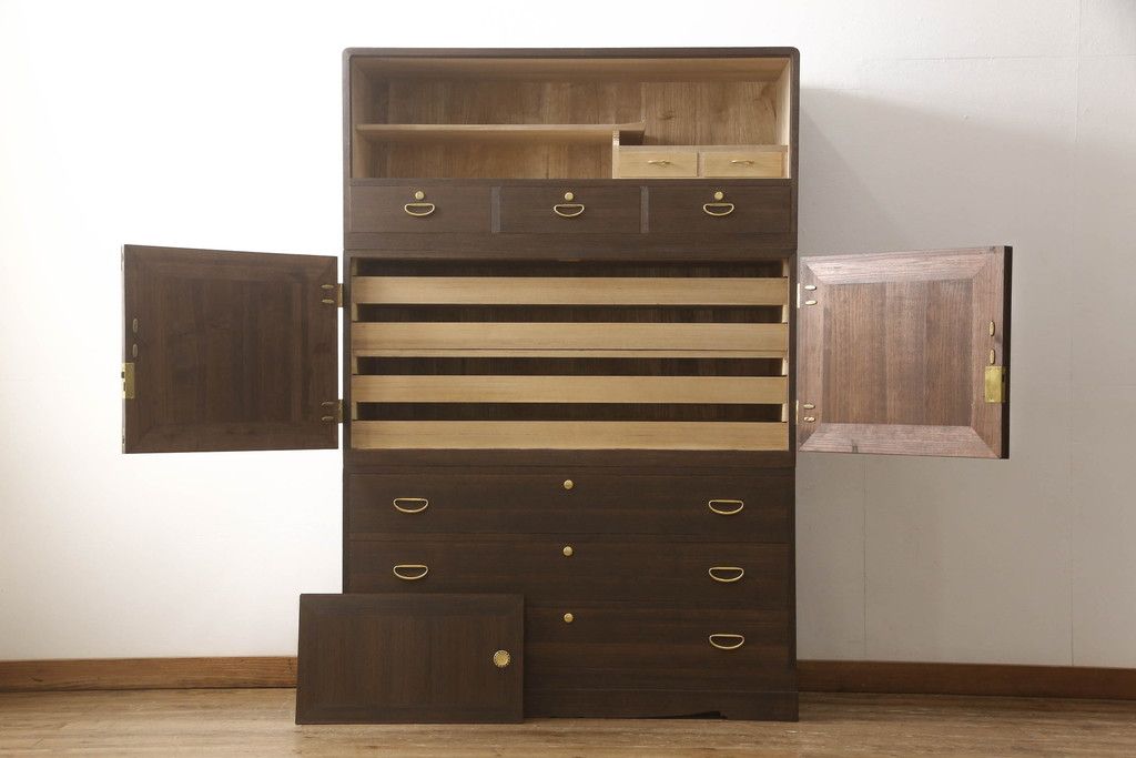 桐箪笥を着色リメイク!高品質リペアを施し、チェスナット系に着色仕上げ。