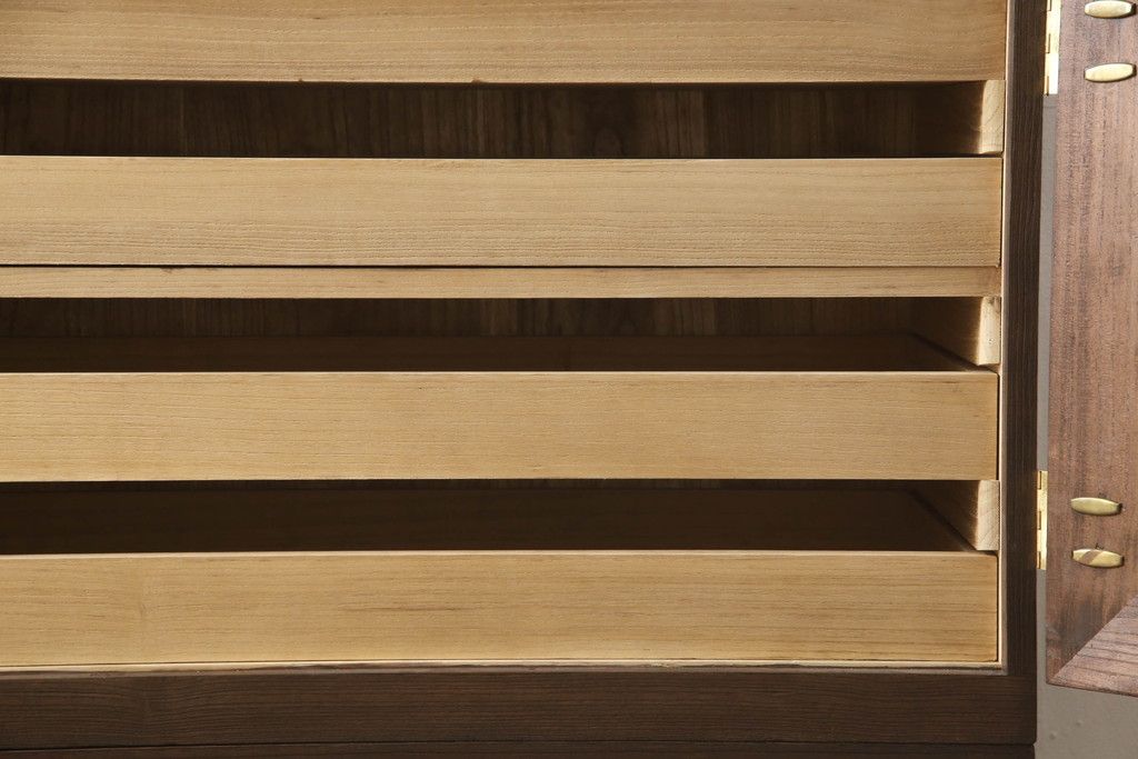 桐箪笥を着色リメイク!高品質リペアを施し、チェスナット系に着色仕上げ。