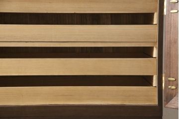 桐箪笥を着色リメイク!高品質リペアを施し、チェスナット系に着色仕上げ。