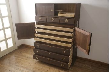 桐箪笥を着色リメイク!高品質リペアを施し、チェスナット系に着色仕上げ。