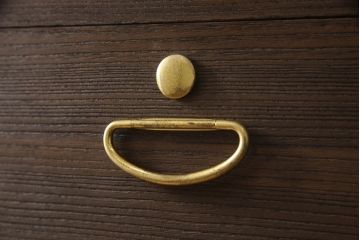 桐箪笥を着色リメイク!高品質リペアを施し、チェスナット系に着色仕上げ。