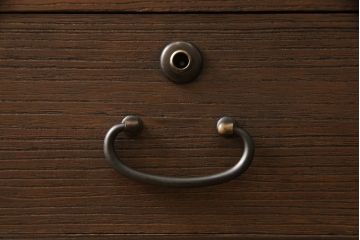 桐箪笥を着色リメイク!高品質リペアを施し、チェスナット系に着色仕上げ。