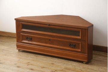 箪笥の下段をコーナーボードにリメイク!角をカットし、引き出しをフラップダウン扉に加工。上段のみ前板をクリアガラスに。ヒノキ無垢材の天板とキャスターを取り付け。