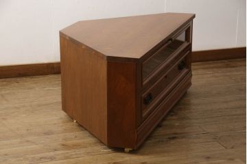 箪笥の下段をコーナーボードにリメイク!角をカットし、引き出しをフラップダウン扉に加工。上段のみ前板をクリアガラスに。ヒノキ無垢材の天板とキャスターを取り付け。