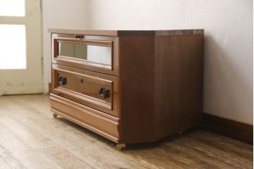 箪笥の下段をコーナーボードにリメイク!角をカットし、引き出しをフラップダウン扉に加工。上段のみ前板をクリアガラスに。ヒノキ無垢材の天板とキャスターを取り付け。