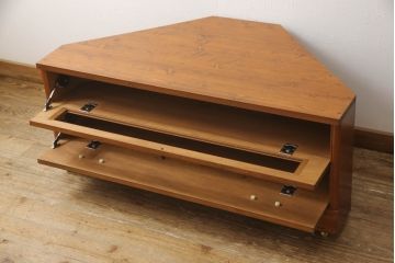 箪笥の下段をコーナーボードにリメイク!角をカットし、引き出しをフラップダウン扉に加工。上段のみ前板をクリアガラスに。ヒノキ無垢材の天板とキャスターを取り付け。