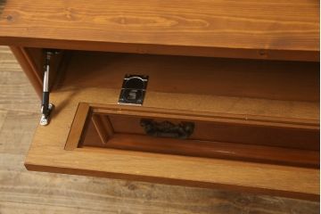 箪笥の下段をコーナーボードにリメイク!角をカットし、引き出しをフラップダウン扉に加工。上段のみ前板をクリアガラスに。ヒノキ無垢材の天板とキャスターを取り付け。