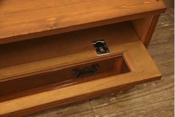 箪笥の下段をコーナーボードにリメイク!角をカットし、引き出しをフラップダウン扉に加工。上段のみ前板をクリアガラスに。ヒノキ無垢材の天板とキャスターを取り付け。