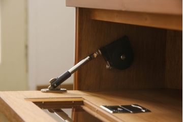 箪笥の下段をコーナーボードにリメイク!角をカットし、引き出しをフラップダウン扉に加工。上段のみ前板をクリアガラスに。ヒノキ無垢材の天板とキャスターを取り付け。