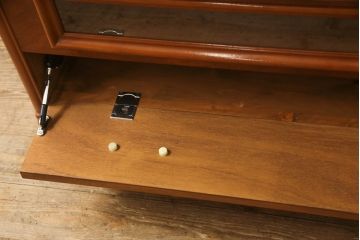 箪笥の下段をコーナーボードにリメイク!角をカットし、引き出しをフラップダウン扉に加工。上段のみ前板をクリアガラスに。ヒノキ無垢材の天板とキャスターを取り付け。