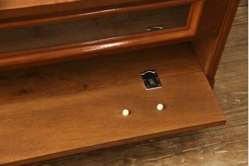 箪笥の下段をコーナーボードにリメイク!角をカットし、引き出しをフラップダウン扉に加工。上段のみ前板をクリアガラスに。ヒノキ無垢材の天板とキャスターを取り付け。
